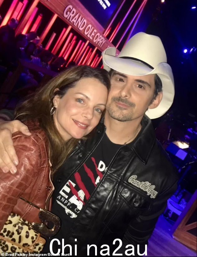 金伯利 (Kimberly) 与乡村歌手布拉德·佩斯利 (Brad Paisley) 结婚 20 年，他们的基地位于乡村音乐之乡田纳西州纳什维尔