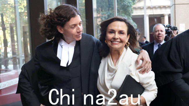 Sue Chrysanthou SC 和 Lisa Wilkinson 在迈克尔·李法官宣判后他对布鲁斯·莱尔曼针对资深广播公司和网络十号的诽谤案的调查结果 图片：Don Arnold/Getty Images