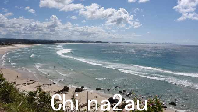 季拉海滩 (Kirra Beach) 是位于库兰加塔 (Coolangatta) 的冲浪者的热门地点。图片：NCA NewsWire / Steve Holland