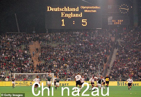 2001 年 9 月 1 日：在德国慕尼黑奥林匹克体育场举行的 2002 年 FIFA 世界杯预选赛中，德国队与英格兰队进行了比赛，英格兰队以 5 - 1 获胜。 \\ 强制信用：本·拉德福德 /Allsport