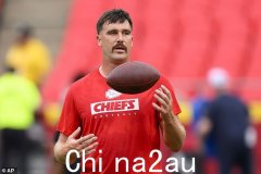 特拉维斯·凯尔斯 (Travis Kelce) 透露了他如何在泰勒·斯威夫特 (Taylor Swift) 的恋情和好莱坞事业中专注于 NFL——酋长球星承认退休