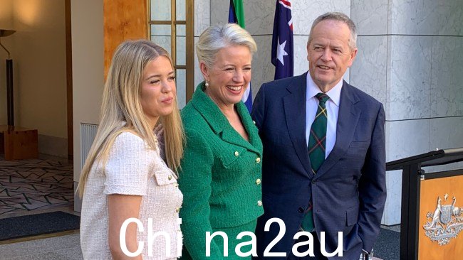 比尔·肖顿 (Bill Shorten) 周四在堪培拉议会大厦与妻子克洛伊 (Chloe) 和女儿克莱门汀 (Clementine) 一起宣布退休。图片：新闻专线。图片：NewsWire