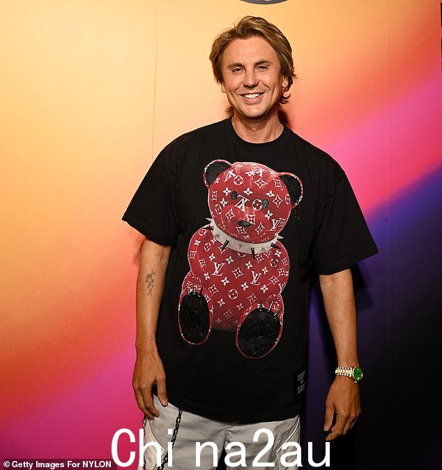 Jonathan Cheban 穿着 Louis Vuitton 小熊 T 恤搭配卡其色休闲裤