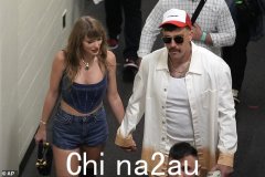 泰勒·斯威夫特 (Taylor Swift) 身穿性感紧身胸衣、热裤和高筒靴（并向特拉维斯·凯尔斯 (Travis Kelce) 致敬），确保所有目光都集中在她身上，她在“分手”合