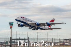 已婚英国航空公司飞行员因在中途停留时醉酒袭击三名女机组人员而被停职，然后作为另一趟航班的乘客耻辱地飞回来”