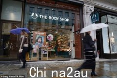 美体小铺有救了！英国标志性高街连锁店被“化妆品大王”迈克·贾塔尼亚 (Mike Jatania) 从政府手中解救出来，目前所有 116 家商店均保持营业