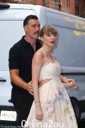 泰勒·斯威夫特 (Taylor Swift) 身着白色礼服，与衣冠楚楚的特拉维斯·凯尔斯 (Travis Kelce) 出席模特凯伦·埃尔森 (Karen Elson) 在纽约 Electric Lady Studios 举行的婚礼