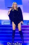 56 岁的凯莉·米洛 (Kylie Minogue) 在宣布出版回忆录后，并没有表现出放慢脚步的迹象，她计划大规模的世界巡演和新音乐