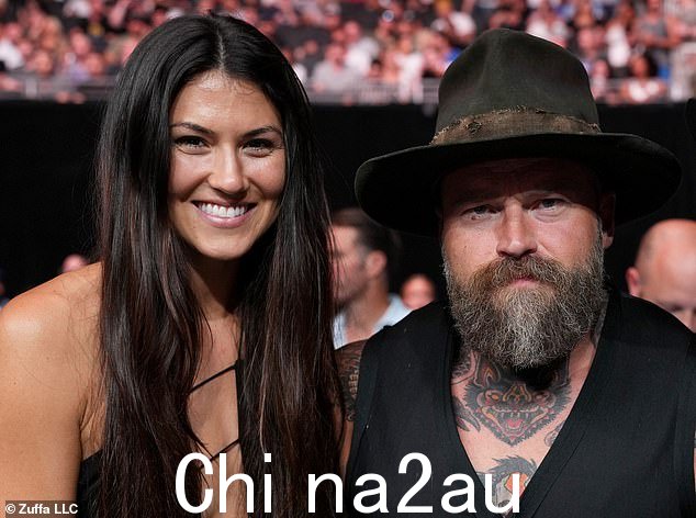 Kelly Yazdi，33 岁和 Zac Brown，46 岁，在德克萨斯州奥斯汀举行的 UFC 格斗之夜合影，之后两人的关系陷入混乱