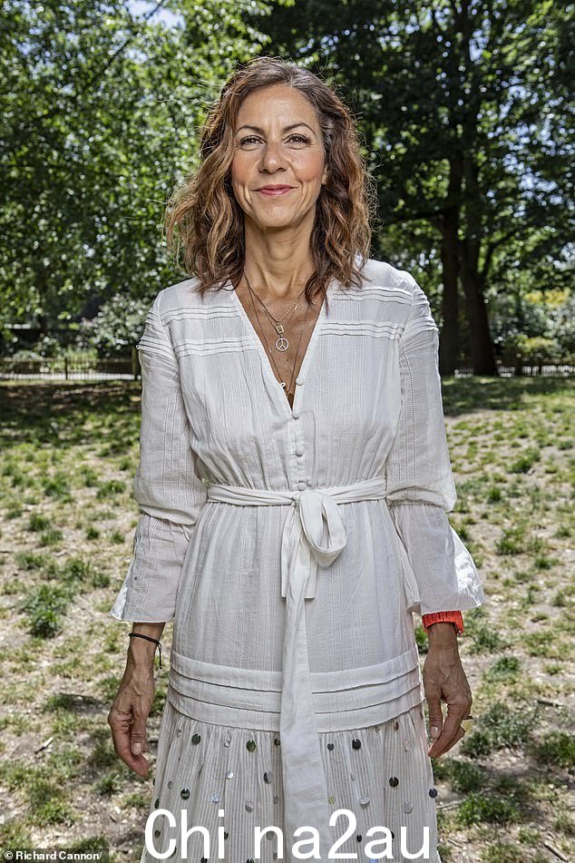 主持人 Julia Bradbury 要求她的社交媒体粉丝检查她们的化妆包中含有哪些化学物质