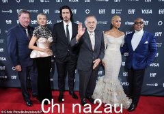 亚当·德赖弗 (Adam Driver) 和娜塔莉·伊曼纽尔 (Nathalie Emmanuel) 与弗朗西斯·福特·科波拉 (Francis Ford Coppola) 一起出席 TIFF 的 Megalopolis 首映式，影片引发争议