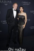 萨尔玛·海耶克 (Salma Hayek) 身着耀眼的黑色礼服，与丈夫弗朗索瓦-亨利·皮诺 (François-Henri Pinault) 出席开云集团主办的年度关爱女性晚宴，惊艳亮相