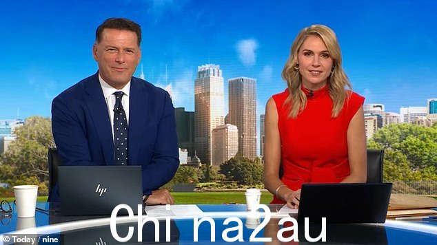 Stefanovic（左）称迪克先生为“爱发牢骚的人”，咖啡馆老板反驳道：“我本以为你穿衣服省下这么多钱一年四季穿着一套西装，你就有足够的钱来买几杯拿铁，伙计'