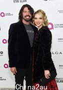 来认识一下喷火战机歌手戴夫·格罗尔 (Dave Grohl) 结婚 21 年的妻子乔丁·布鲁姆 (Jordyn Blum)，他承认自己是秘密宝贝女儿的父亲