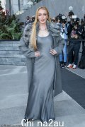 Lindsay Lohan 在纽约时装周明星云集的 Michael Kors 秀场上身着灰色吊带裙和毛绒毛领外套，尽显优雅气质