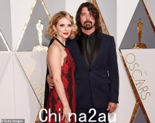 《喷火战机》成员戴夫·格罗尔 (Dave Grohl) 承认对妻子乔丁·布鲁姆 (Jordyn Blum) 不忠并生下了私生子