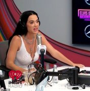 凯蒂·佩里 (Katy Perry) 对未婚夫奥兰多·布鲁姆 (Orlando Bloom) 偷看金·卡戴珊 (Kim Kardashian) 的战利品作出反应