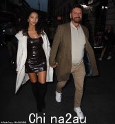 61 岁的尼克·诺尔斯 (Nick Knowles) 与 34 岁的未婚妻凯蒂·达齐 (Katie Dadzie) 手拉手离开洛基恐怖秀新闻之夜，准备在《舞动奇迹》中首次亮相。