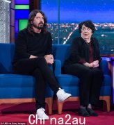 戴夫·格罗尔 (Dave Grohl) 承认背叛妻子并生下私生子后，他的母亲弗吉尼亚再次对摇滚歌手的爱情生活发出警告。