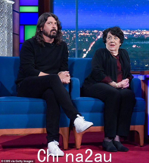 戴夫·格罗尔 (Dave Grohl) 已故母亲弗吉尼亚 (Virginia) 对这位摇滚歌手的爱情生活的警告在这位歌手承认欺骗妻子并育有一个秘密私生子后再次出现（戴夫和弗吉尼亚于 2020 年合影）