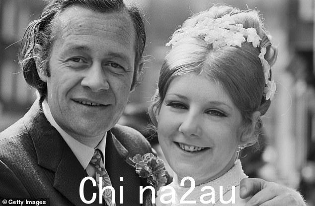 1971 年，Trace 在与第一任妻子的婚姻破裂后与 Prudence Day 结婚