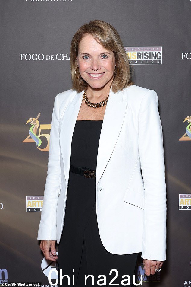 Katie Couric 是首批纪念 2001 年 9 月 11 日恐怖袭击 23 周年星期三的名人之一；照片于 2 月