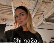 肯达尔·詹纳 (Kendall Jenner) 首次亮相金发，身穿牛仔裤和黑色皮革西装外套拥抱 90 年代时尚