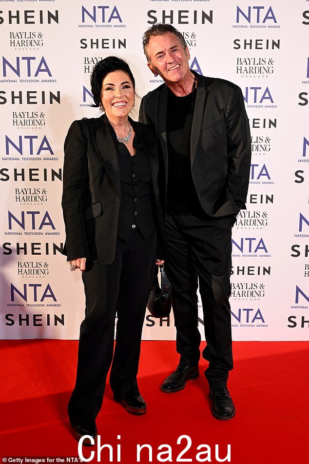 EastEnders 明星杰西·华莱士 (Jessie Wallace) 和肖恩·里奇 (Shane Richie) 周三穿着协调一致的黑色套装出现在伦敦的 NTA 上，进行了匹配的展示