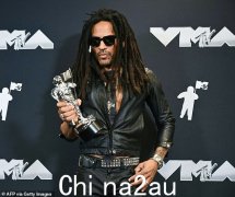 莱尼·克拉维茨 (Lenny Kravitz) 将 2024 年 MTV VMA 献给已故母亲罗克西·罗克 (Roxie Roker)