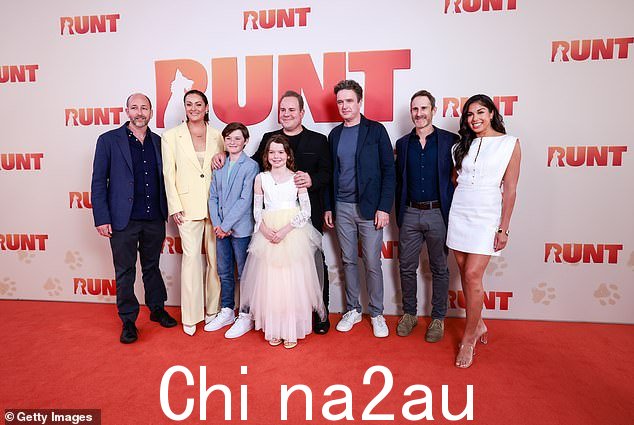 她似乎也很高兴能与她的 Runt 联合主演 Celeste Barber、Lily LaTorre、Jack LaTorre、导演 John Sheedy、Matt Day 和编剧 Craig Silvey 在一起” =