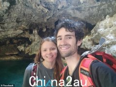 年轻的寡妇首次讲述了她在“一生一次的旅行”中目睹丈夫从悬崖上坠落的令人心碎的时刻