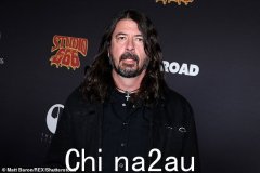 12 年后，摇滚歌手戴夫·格罗尔 (Dave Grohl) 在 19 岁时与弗兰西斯·比恩 (Frances Bean) 发生恋情，考特尼·洛夫 (Courtney Love) 的这一令人震惊的说法再次在网上疯