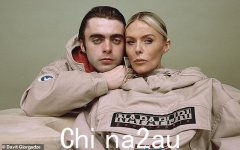 Lennon Gallagher 与母亲 Patsy Kensit 一起成为 Napapijri 的新代言人，看起来与他的摇滚明星父亲 Liam 一模一样