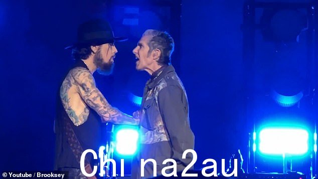 主唱 Perry Farrell 开始对着麦克风咒骂，然后走到吉他手 Dave Navarro 面前，为他在波士顿的 Jane's Addiction 中播放了九首歌曲