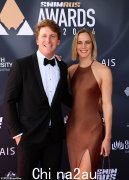 勃朗特·坎贝尔 (Bronte Campbell) 宣布订婚后，与新未婚夫本菲尔德·兰奇伯里 (Benfield Lainchbury) 在澳大利亚游泳奖颁奖典礼上大放异彩