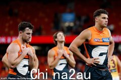 布里斯班粉碎了他们的 AFL 英超梦想后，破碎的 GWS Giants 球星们在更衣室里忍住泪水