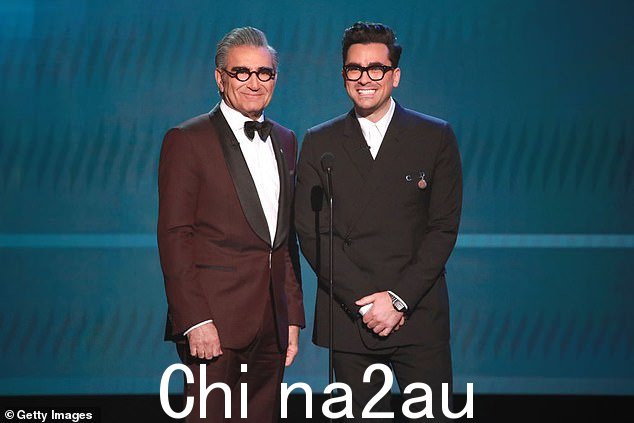 Eugene Levy 和 Dan Levy 正在创造历史，成为第一对共同主持该节目的父子组合；将于 2020 年出现