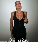 40 岁的科勒·卡戴珊 (Khloe Kardashian) 穿着低胸黑色紧身胸衣，展现出非常丰满的身材