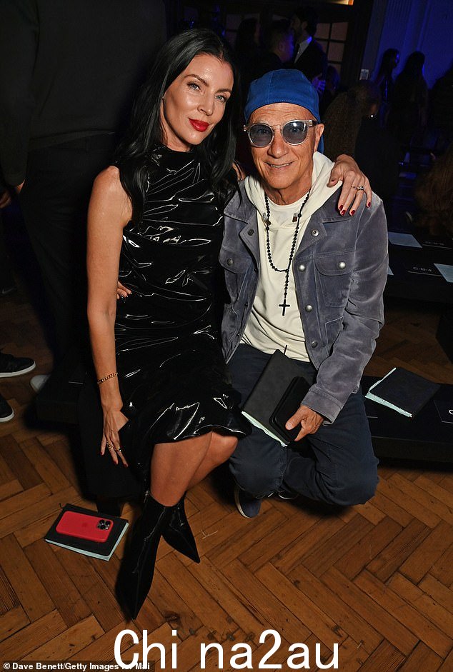 Liberty Ross，45 岁，与她的亿万富翁丈夫 Jimmy Iovine，71 岁，他们在周六的伦敦时装周期间罕见地一起出现在 MAINS by Skepta 时装秀上”课程=