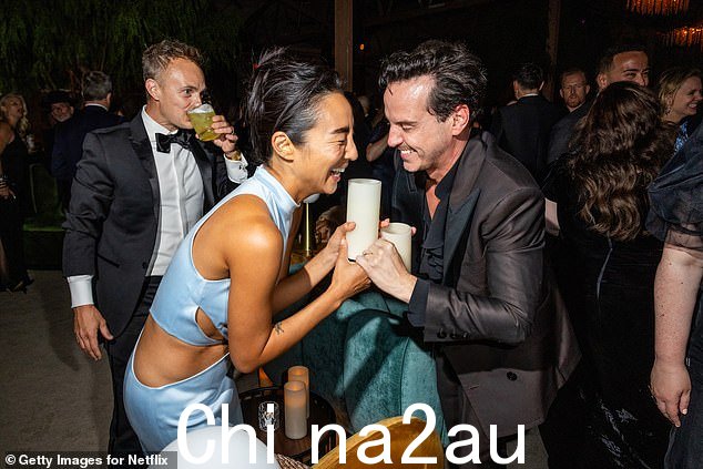 Greta Lee 和 Andrew Scott 一起傻笑