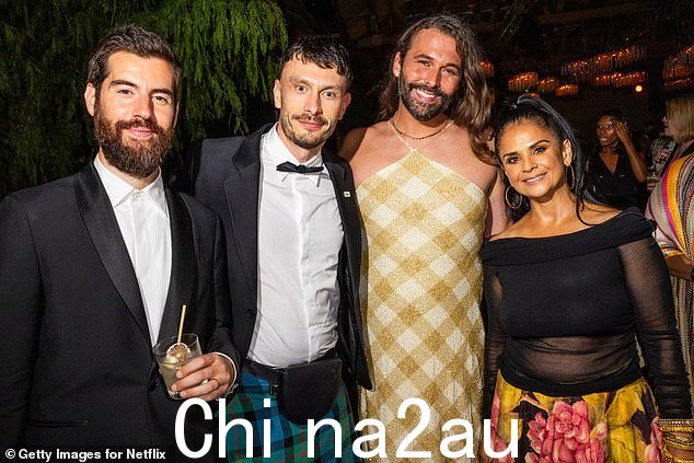 (L-R) Ed Macdonald、Richard Gadd、Jonathan van Ness 和 Netflix 首席内容官 Bela Bajaria 摆出姿势