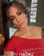 詹妮弗·洛佩兹 (Jennifer Lopez) 不戴胸罩，穿着性感的单肩衬衫……前男友本·阿弗莱克 (Ben Affleck) 在早午餐时“无法将手从她身上移开并亲吻了她”