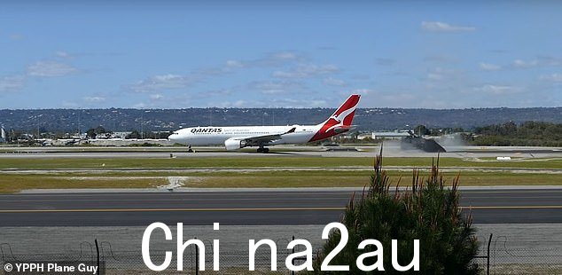 当飞往新加坡的澳洲航空 QF71 航班起飞时，视频显示了新铺设跑道的空中碎片