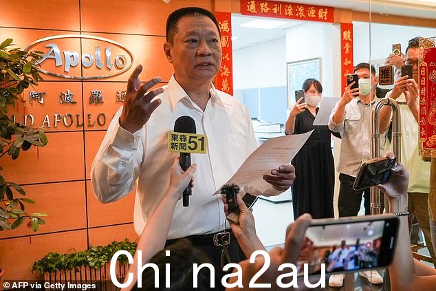 台湾金阿波罗公司董事长徐庆光（左）在公司办公室外接受媒体采访2024 年 9 月 18 日，新北市。台湾公司 Gold Apollo 于 9 月 18 日否认了有关其生产了数千个装有爆炸物的寻呼机的报道