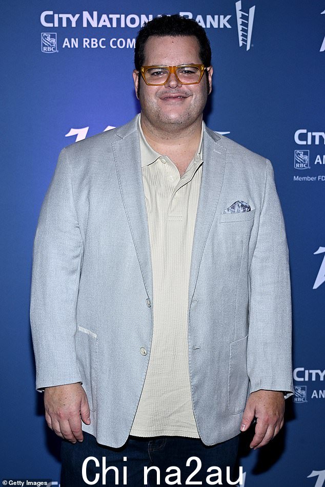 乔什·加德 (Josh Gad) 承认她后悔为受欢迎的奥拉夫角色配音；见于 2023 年 10 月