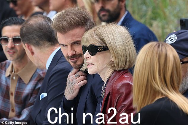 周三米兰时装周期间，大卫·贝克汉姆 (David Beckham) 与时尚达人好友安娜·温图尔 (Anna Wintour) 一起登上 BOSS 秀前排，看起来衣冠楚楚