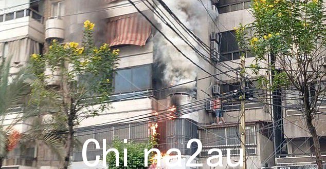 爆炸中黎巴嫩一栋建筑熊熊燃烧