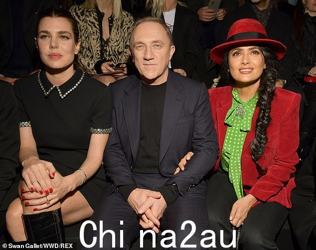 Charlotte、Francois-Henri Pinault 和 Salma Hayek 在 2019 年 Saint Laurent 秀场