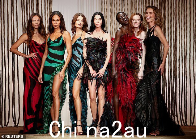 模特 Natasha Poly、Joan Smalls、Isabeli Fontana、Mariacarla Boscono、Alek Wek、Karen Elson 和 Eva Herzigova 在演示期间摆出姿势