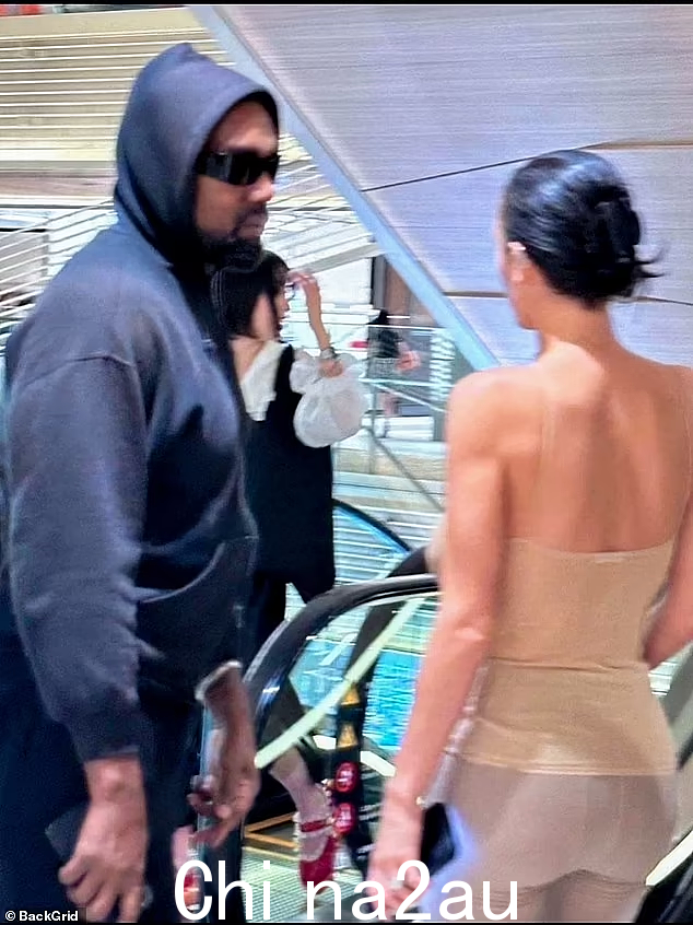 Kanye侃爷澳洲老婆现身东京，身穿“透视装”逛超市！傲人双峰若隐若现（照片）- 3